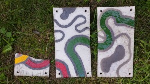 zelfgemaakte keramische tegels met raku stoken; raku gestookte wandtegels; Contrast zwarte klei en gekleurd glazuur bij raku-stoken