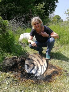 raku schaal gemaakt op cursus keramiek in Frankrijk; leuk voor mensen van cursus pottenbakken of cursus draaien; werk je op de draaischijf? Kom glazuren en stoken in Frankrijk