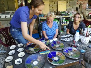 keramiek glazuren in Frankrijk; cursus raku glazuren in Frankrijk; cursus keramiek en glazuren in frankrijk; Leuk voor mensen die al op een cursus draaien of een cursus pottenbakken zitten.