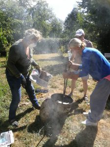 cursus keramiek in Frankrijk; keramiekcursus in Frankrijk; cursus rakustoken in Frankrijk; cursus primitief stoken van keramiek in Frankrijk; keramiek in raku tonnen stoppen; raku stoken en rook;